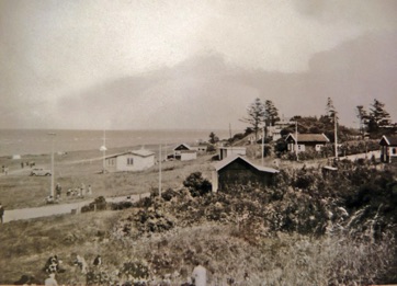 VED STRANDEN - LYSTRUP STRAND, set fra Stien i 1950erne.jpg